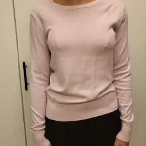 En rosa, tunn stickad tröja - En rosa, tunn stickad tröja från Gina Tricot. Storlek L. Den är lite nopprig dock inget som syns mycket. På två ställen fanns det litet hål som har sytt, inget som syns, kolla bilderna.