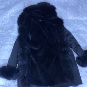 Svart vinterjacka - En fin varm vinterjacka av äkta päls, S-M, köpt för 4000kr, utmärkt skick och perfekt för kalla dagar!