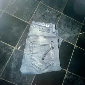 Dondup jeans - Ett par tvär feta dondup jeans som inte passar längre de är storlek 29 och är model George de är i bra sckik och priset kan eventuellt sänkas vid snabb affär