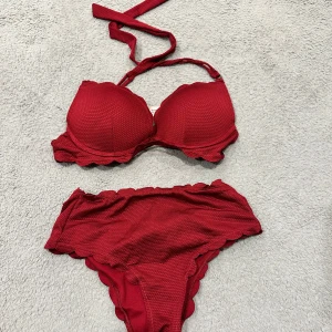 Bikini  - Vinröd bikini från hunkermöller. Inte min smak och får inte plats på mig längre.