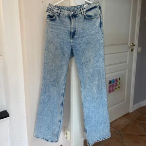 Blå jeans  - Blå jeans från monki  Storlek 30 vilket är ungefär 38/40 Använda men hela och rena