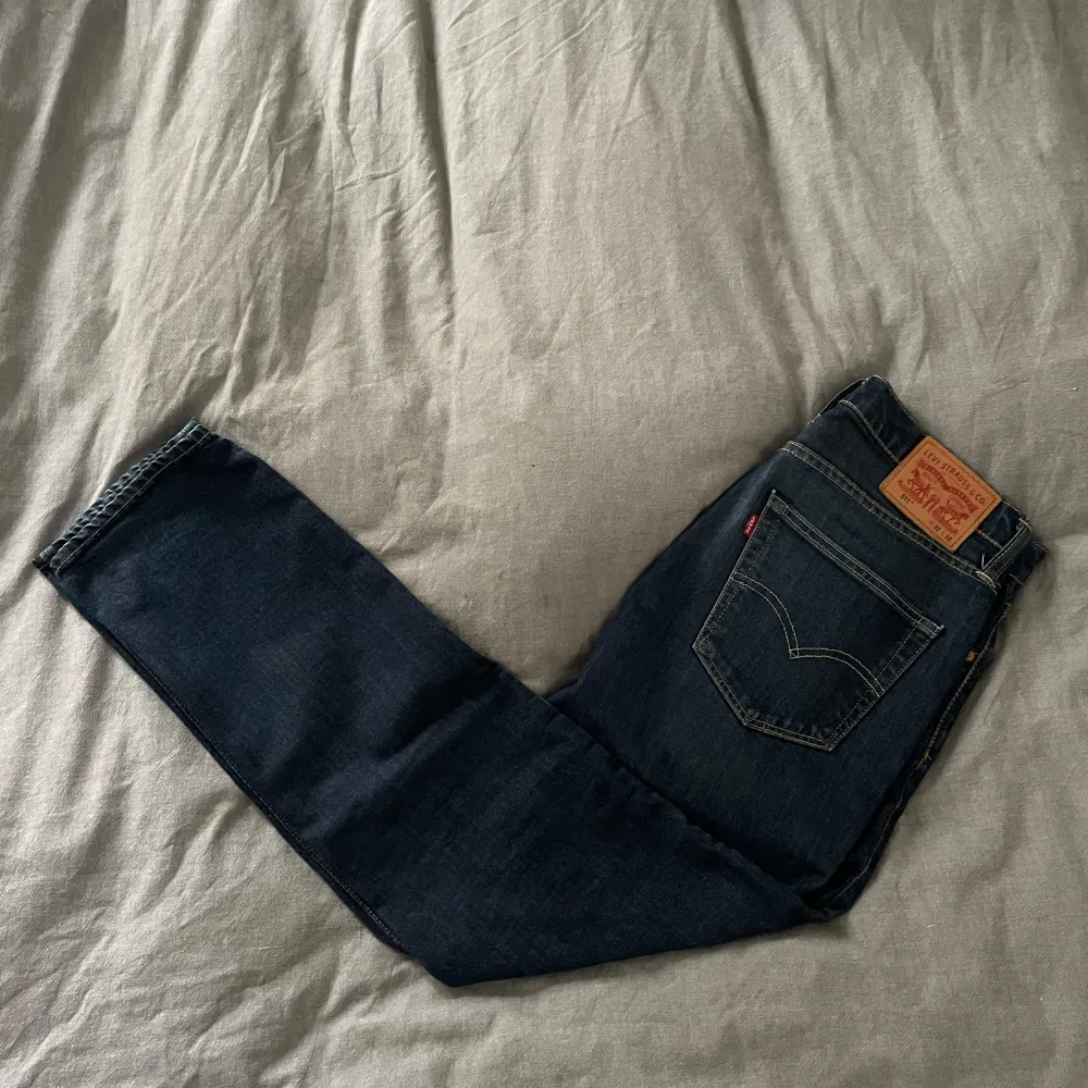 Ett par Levis jeans som är i bra skick, jag har knappt använt dem. Priset skulle kunna diskuteras, annars vid frågor är det bara att skriva till mig. Beställ gärna via PostNord.. Jeans & Byxor.