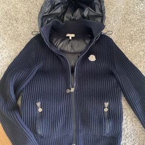 Moncler cardigan - Säljer denna sällsynta Moncler cardigan, cardiganen är i väldigt bra skick passar perfekt nu inför hösten och vintern. Färgen ör mörkblå, om ni har några frågor elr funderingar är det bara att höra av sig.