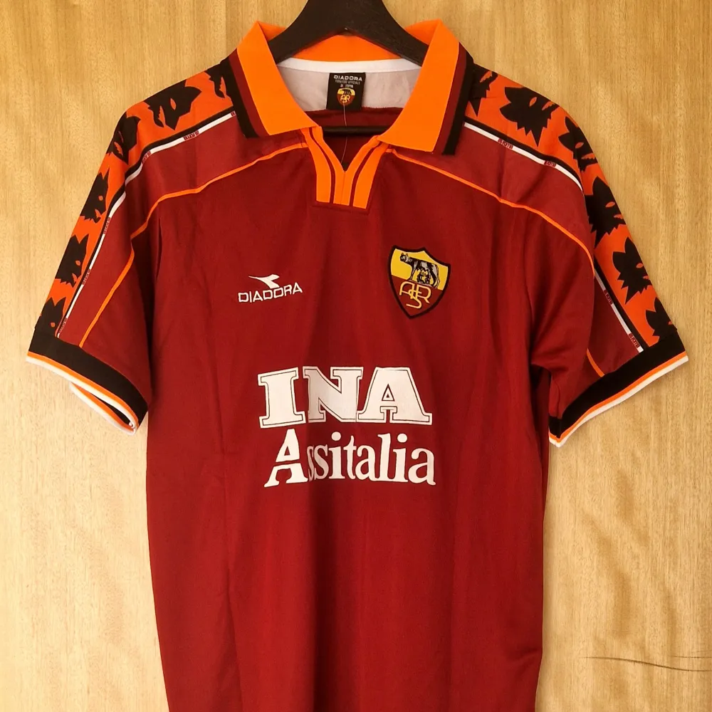 Fransesco Totti Roma repIika fotbollströja 98-99. Helt ny med tag.   Storlek: Medium. Sportswear.