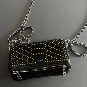 Zadig & Voltaire väska - Säljer min lilla version av denna snygga väskan! Bra skick inget trasigt etc men nitarna har blivit lite blekta. Inget som syns på långt håll. 