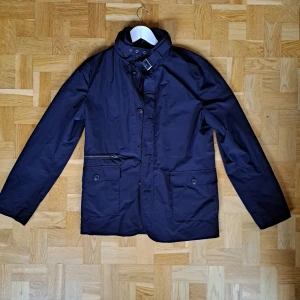 Selected Homme Fieldjacka - Marinbå fieldjacka från selected homme i mycket fint skick. Säljer då den är för liten för mig. Skriv vid fler frågor.