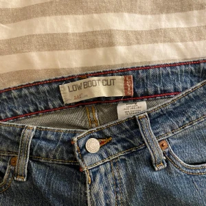 Levi’s jeans - säljer dessa vintage levi’s jeans som inte kommer till användning! står tyvärr inte storlek i men jag är 1,67m och brukar ha 36 i storlek på jeans. skriv för mer bilder! ❌defekt: på kanten av ena benet (se bild) ❌ 💙
