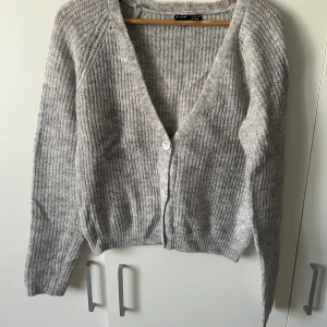 Grå kofta  - Normal i storlek, ny sick 