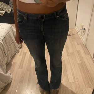 Bootcut jeans - Super fina bootcut jeans som är min mammas gamla. Säljer eftersom att dom är för stora