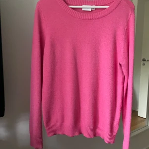 Rosa tröja från VILA - Säljer en superfin rosa tröja från VILA i storlek M. Den är i nyskick och perfekt för både vår och höst. Materialet känns mjukt och skönt mot huden. Perfekt för a