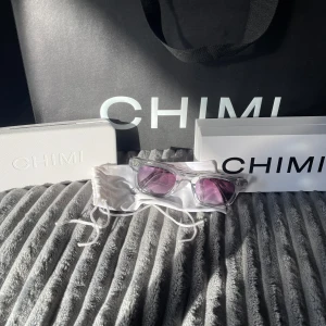 Chimi - Chimi 02 köpta föra sommaren i butik, använda typ 5 gånger. Inga repor eller skador på glasögonen, har alla lådor och påsar som kom med.