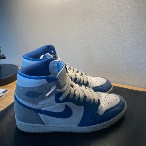 Air Jordan 1 Retro High OG True Blue - A pair of Jordan 1 True Blue shoes. Cond:8/10 With box and extra pair of blue laces. Original price: 200€  
