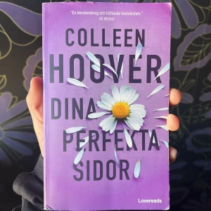 Dina perfekta sidor - Colleen Hoover - En av de bästa böckerna jag läst! Boken är lite sliten (se bilder).