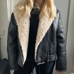 Svart vinterjacka - Säljer min mysiga vinterjacka då den inte kommit till användning. Den är använd ett fåtal gånger💕