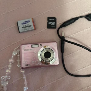 Samsung ES55 Pink - Samsung ES55 I rosa, testad och fungerar. Medföljer laddar sladd, batteri och SD kort (16gb). Obs. Medföljer endast kameran och det som står ovan. 