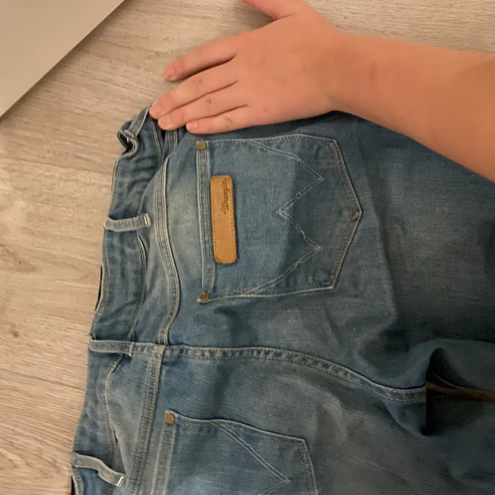 Jeans ifrån gamla år men är som nya  Sytt dit en extra knapp så man kan ställa in i midjan  Resår finns  W32 L34. Jeans & Byxor.