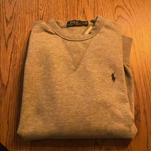 Ralph Lauren Sweatshirt - Tja, säljer nu av mina raffe sweatshirts då de blivit för små. Storlek S bra skick.