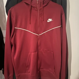 Nike Tech Tröja  - Nike tröja i storlek L bekväm och snygg men är lite sönder där på sista bilden som du kan se 