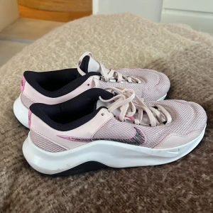 Jätte snygga springskor  - Domhär skorna har inte kommit till användning kanske använt 2 gånger cirka💕