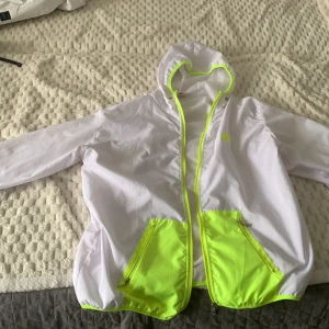 Nike höstjacka - Hej säljer denna Nike windbrake jackan då ingen använder den och är i bra skick, använd bar