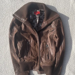 2000s läderjacka - Äkta läderjacka från Kaos by Auluna💕 använt ca 1-2 gånger, passar som xxs-xs