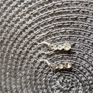 Örhängen med kristaller silverfärgade . - Fina örhängen med hängen av kristaller silverfärgade