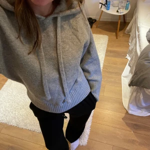 Stickad hoddie  - Super snygg hoddie från Zara, använd få gånger🤍Storlek L men passar mig som brukar ha 36-38🤍
