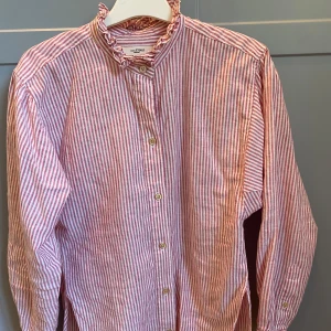 Isabel Marant Étoile - Använd ett fåtal gånger, nyskick. 55% bomull, 45% linne. Relativt stor i storleken, passar XS-M. Axelbredd 40 cm, längd 67 cm.