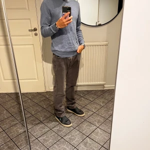 Grå jeans  - Säljer dessa snygga jeans från s.oliver i mycket bra skick och det är i storlek S. Det är lite långa på mig men mycket snygga. Nypris är ca 800kr. Kom gärna med prisförslag!!