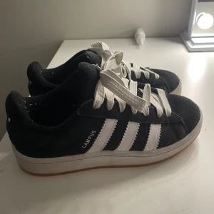 Adidas campus  - Säljer mina nya campus då de är försmå för mig de är i storlek 36 och använda ungefär 5 gånger. Hör av er om mer frågor! Kontakta för mer bilder på skorna 