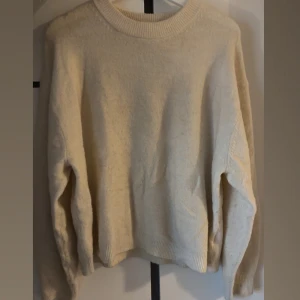stickad tröja - vit/ beige aktig stickad tröja i använt skick 🤍