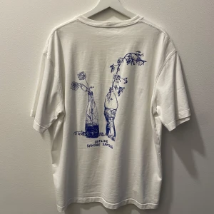 Vit t-shirt från Samsøe Samsøe - Säljer en vit t-shirt från Samsøe Samsøe. T-shirten är kortärmad och har en avslappnad passform. Sparsamt använd i väldigt bra skick.