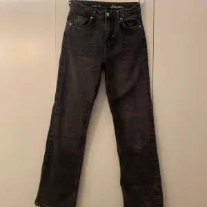 Supersnygga mörkgråa jeans i storlek 34. Använda men inga skador eller slitage och fortfarande i bra skick!🩶 Innerbens längden är 77cm. (Bild 3) Nypris 229kr. 