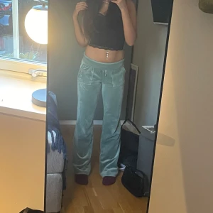 Ljusgröna juicy couture  - Säljer ett par superbekväma ljusgröna juicy couture byxor. De har en loose passform och är perfekta för chill dagar hemma eller en dag i skolan. Byxorna har snörning i midjan och praktiska fickor bak. Perfekta för höst och vår! Perfekt skick