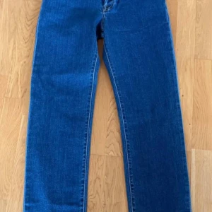 Levis jeans 501 storlek 152 - Levis jeans 501 original  Färg mörkblå stonewash  Straight leg  Storlek 152  Prislappar kvar, aldrig använda Skick 10/10