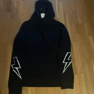 J.Lindeberg Hoodie - J.Lindeberg hoodie i storlek M, som nyskick förutom ena snöret som är lite sönder. Pris 499 eller kom med eget.💰🙌