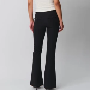 Lågmidjade kostymbyxor  - Jättefina lågmidjade kostymbyxor ifrån Ginatricot. Nästan helt oandvända. Nypris 500kr men säljer för 300❤️