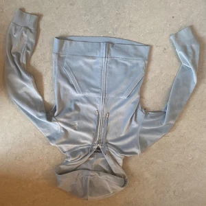 Juicy tröja  - Säljer en jätte fin juicy tröja k mycket fint skick. Hör av er vid frågor och intresse!