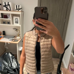 Väst  - Jätte snygg väst från mango😍 Nypris: Vet ej  Använt 7 gånger men ser helt ny ut😍 priset kan diskuteras🥰 Priset kan diskuteras🥰