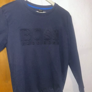 Hugo Boss sweatshirt  - Hugo boss sweatshirt i nyskick, endast använd ett fåtal gånger.  Storlek M 