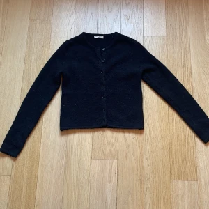 Super snygg kofta  - Super fin kofta ifrån Gina tricot, använd ca 2 gånger och är i jätte bra skick❤️❤️