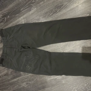 Bergans Brekketind softshellbyxa - Bergans of Norway Brekketind softshellbyxa i nyskick, endast använd 1 gång.  Storlek M   Lätt softshellbyxa i fyrvägsstretch, låg vikt och bra vind- och vattenavvisande egenskaper.   Nypris 1700kr 
