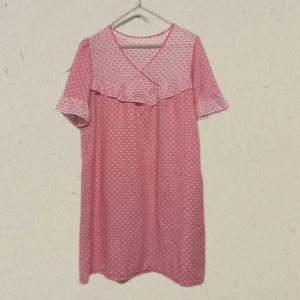 Småblommig twiggy nattlinne miniklänning  - Tunt bomullstyg, ganska transparent!  Längd 85 cm Armhåla-armhåla 51 cm  Midja tvärsöver 55 cm Axel-Axel 39 cm