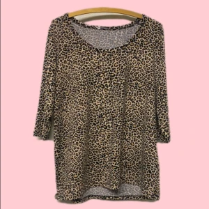 Leopardmönstrad topp från Cassiopeia - Säljer en supercool leopardmönstrad topp från Cassiopeia. Den har trekvartsärmar och en avslappnad passform som är perfekt för både vardag och fest. Materialet är mjukt och bekvämt, vilket gör den till ett måste i garderoben. Perfekt för dig som vill sticka ut lite extra! 🐆✨