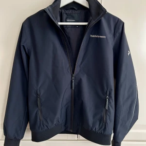 Peak performance jacka - Väldigt snygg jacka från märket peak performance! Knappats använd så som ny med inga defekter 👌  Nypris cirka 1800kr