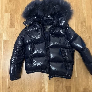 Bomboogie dunjacka  - Oanvänd, var för liten vid köp. Barnstorlek 140