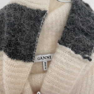 Jättefin stickad tröja  - Så fin stickad tröja från ganni! Nyskick och inga defekter❤️ strl S men sitter jättebra på mig som bär xs! Ställ gärna frågor eller fråga om fler bilder. ❤️Priset går att diskuteras. 