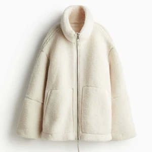 Teddy jacka  - Beige Teddy jacka från hm!  Köpte förra vintern och använt enstaka gånger. Säljer då den inte kommer till användning lägre. Storlek xs men passar xs-m💕💕