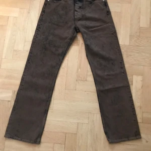 Helt oanvända nya bruna rush jeans från hope  - Size: w 29. Material: 100% ekologiskt bomull  Färg: brun. Helt nya och är aldrig använda.   