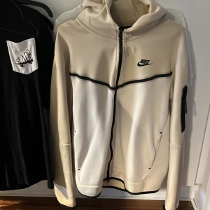 Nike tech hoodie beige  - Nike tech hoodie beige/vit Storlek M